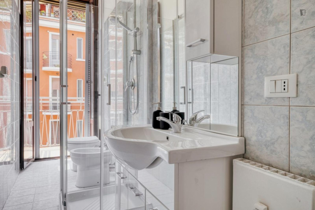 Neat double bedroom near Bocconi University
