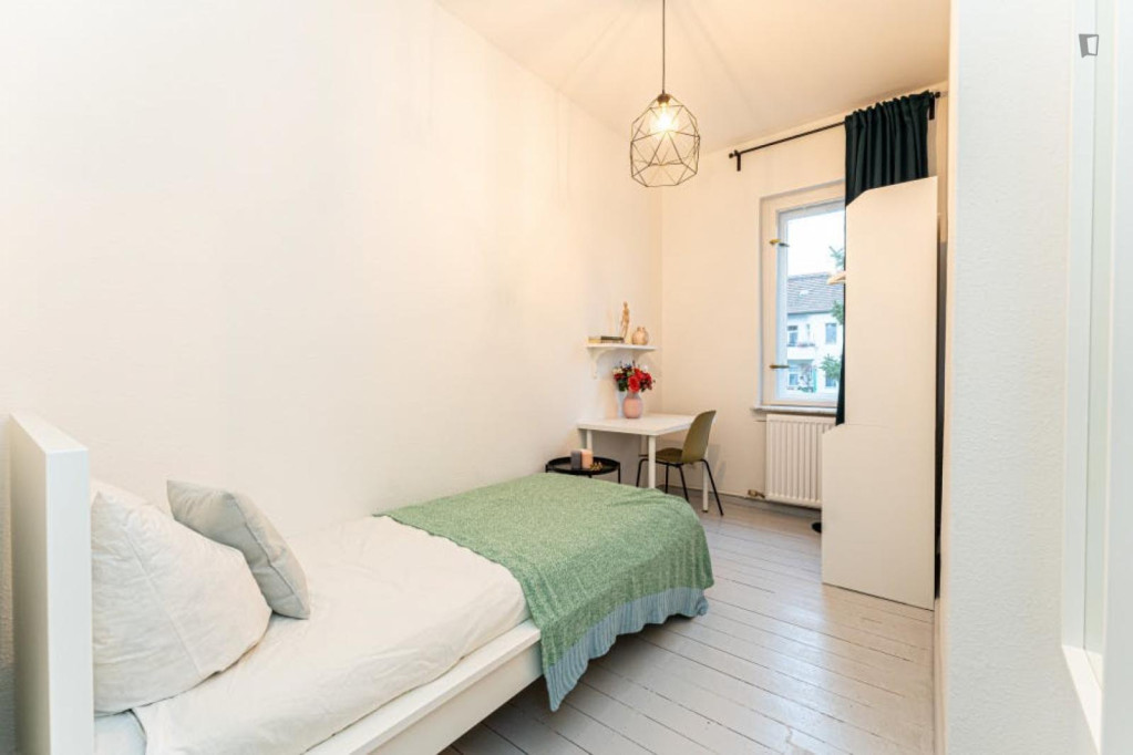 Spacious single bedroom in Britz