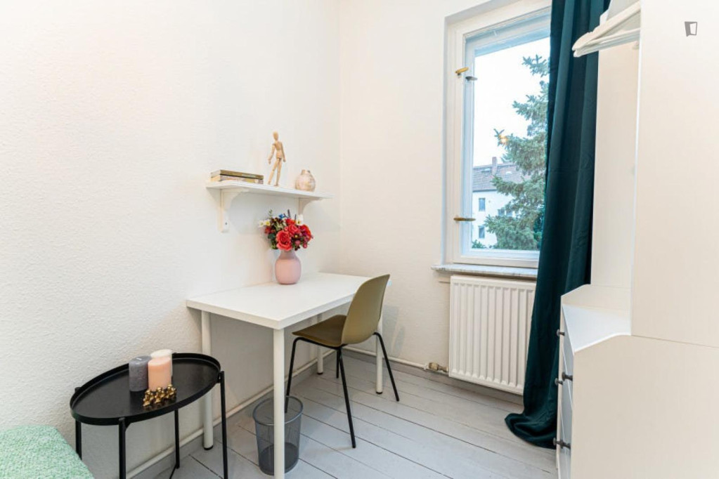 Spacious single bedroom in Britz