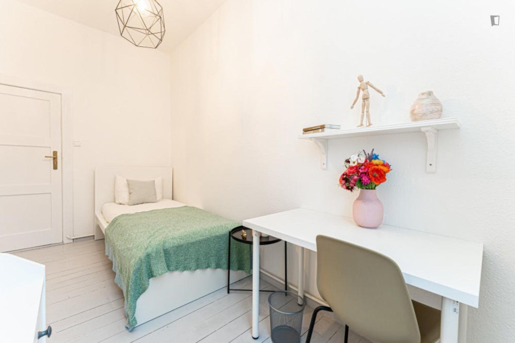 Spacious single bedroom in Britz