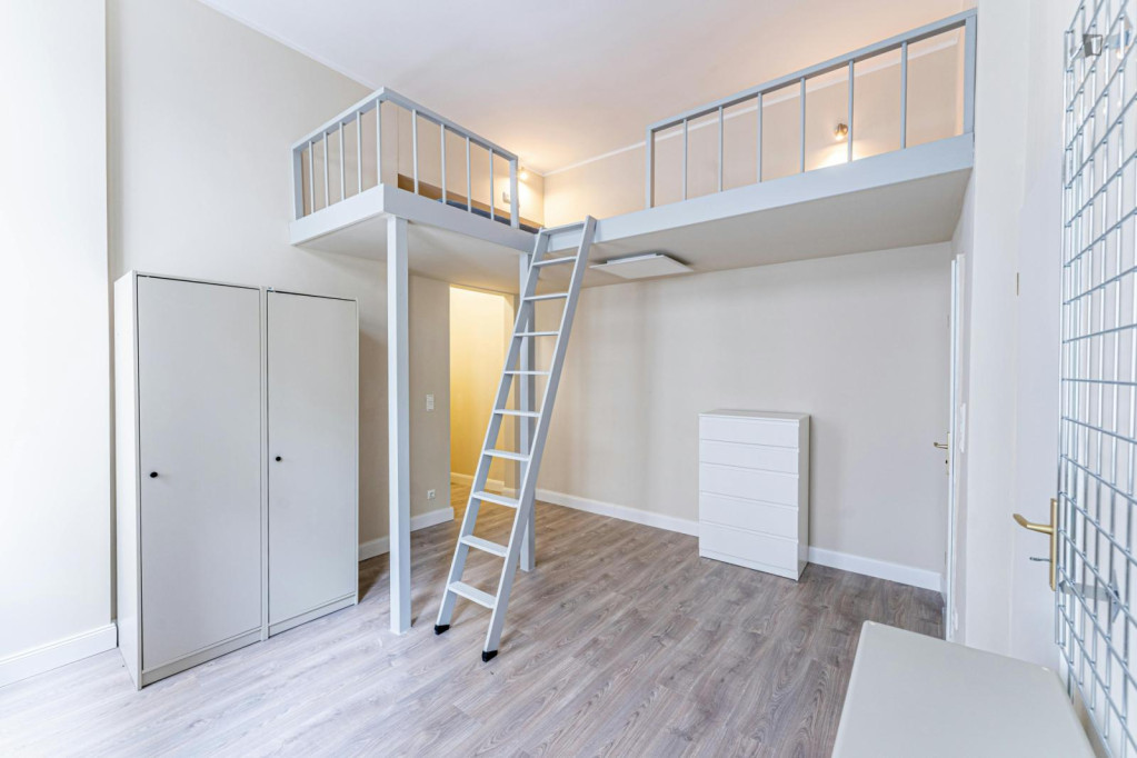 Lofted single Bedroom in 3-bedroom flat near Technische Universität