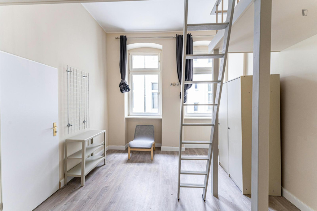 Lofted single Bedroom in 3-bedroom flat near Technische Universität