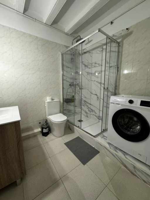 Spacious Coliving Apartment in Dynamic Ciutat Vella, Steps from MACBA and Restaurants