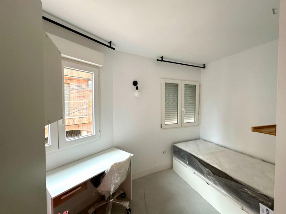 Bright single ensuite bedroom in Villanueva de la Cañada, well connected to Madrid - Madrid - chambre - ImmoJeune