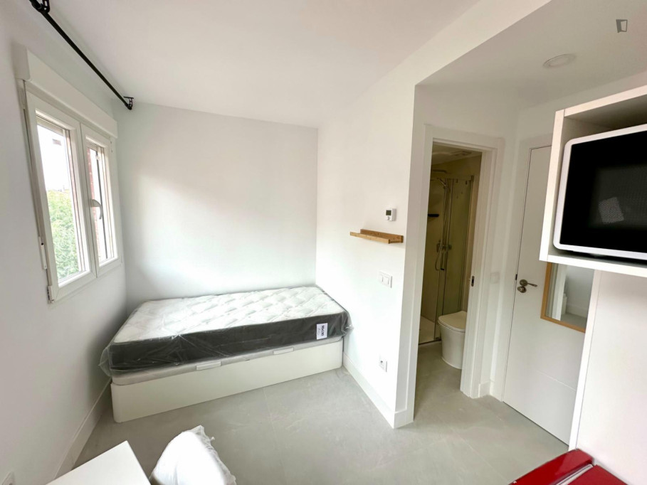 Comfortable single ensuite bedroom in Villanueva de la Cañada, well connected to Madrid - Madrid - chambre - ImmoJeune