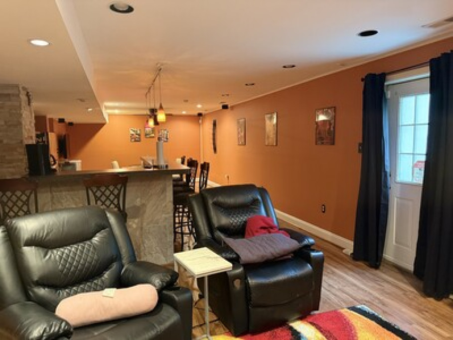 Private Entrance basement 1 bedroom
