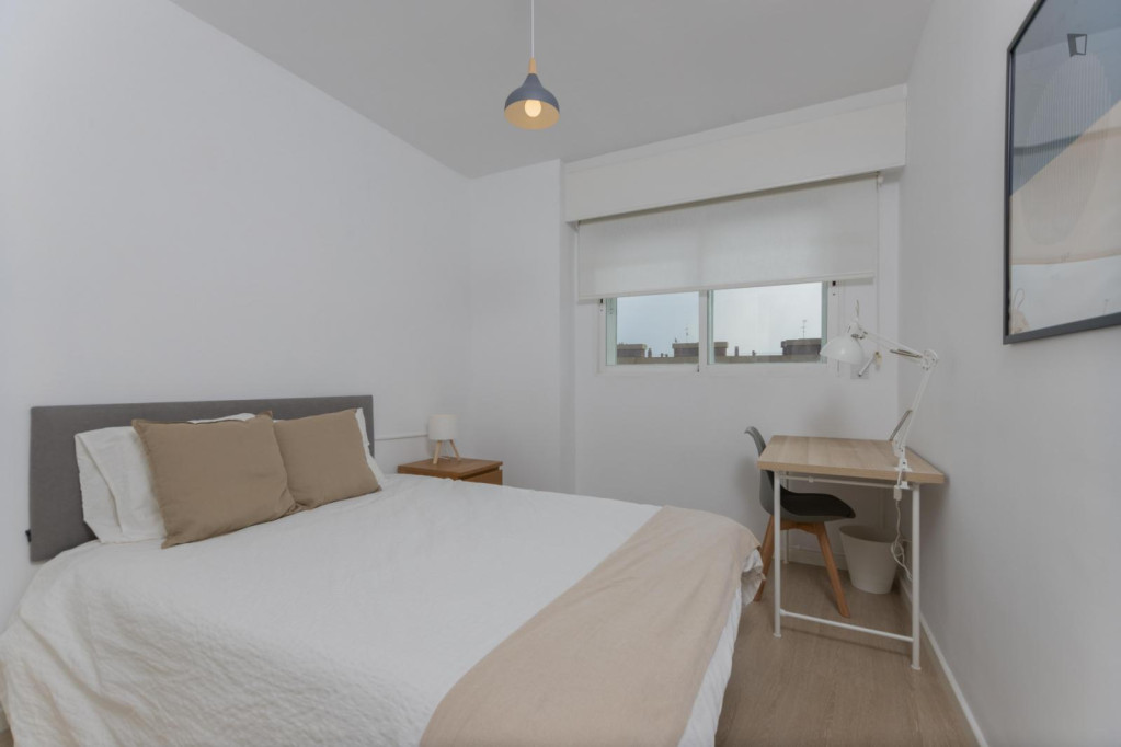 Welcoming double bedroom near the Joaquín Sorolla train station - Valence - chambre - ImmoJeune