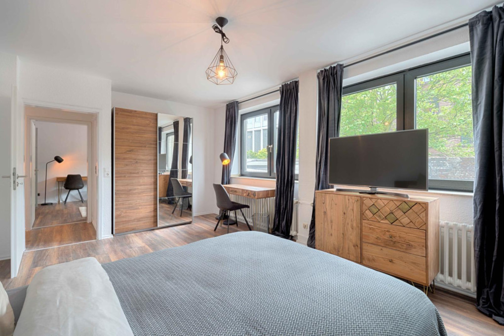 Elegant double bedroom in a 6-bedroom apartment in Pantaleons-Viertel - Cologne - chambre - ImmoJeune