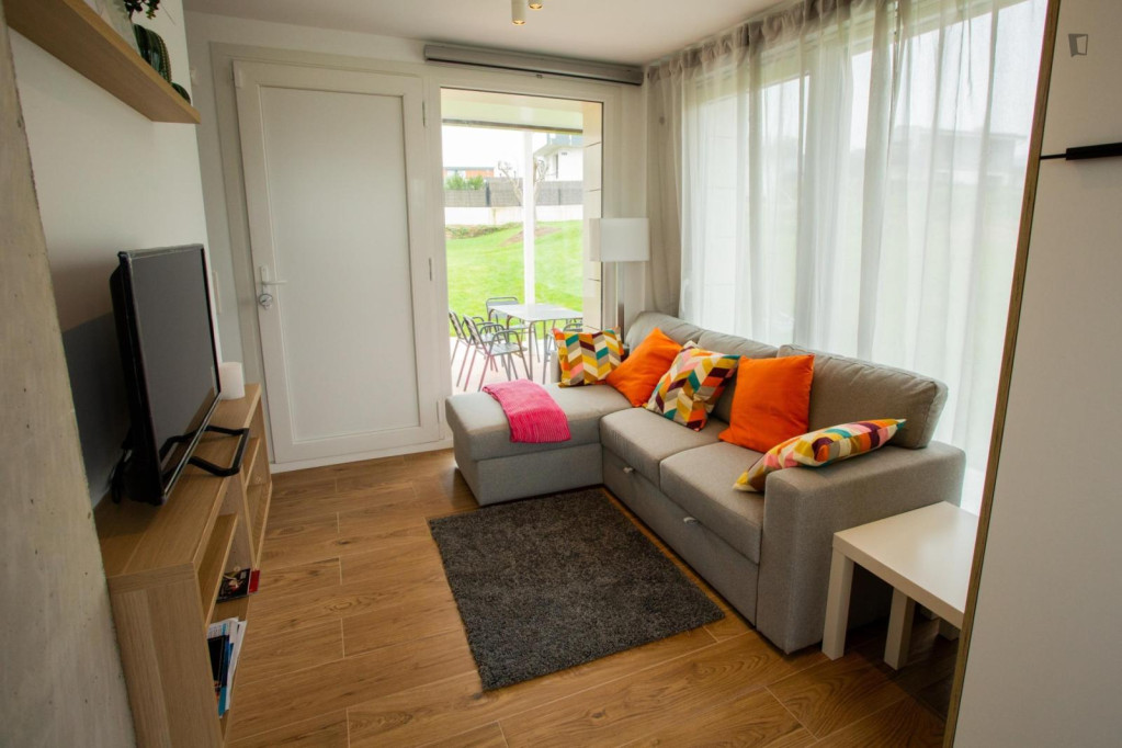 Beautiful 2-bedroom house with spacious outdoor area close to Larrabasterra metro station - Bilbao - chambre - ImmoJeune