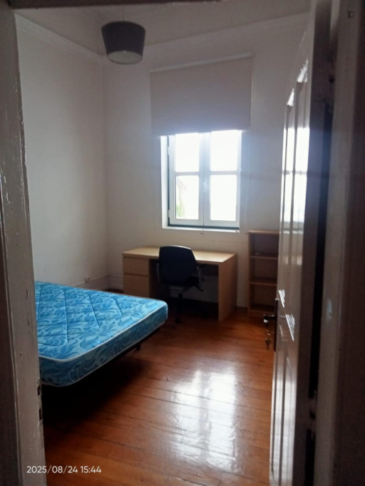 Cozy Single bedroom, with balcony, in 5-bedroom house - Covilha - chambre - ImmoJeune