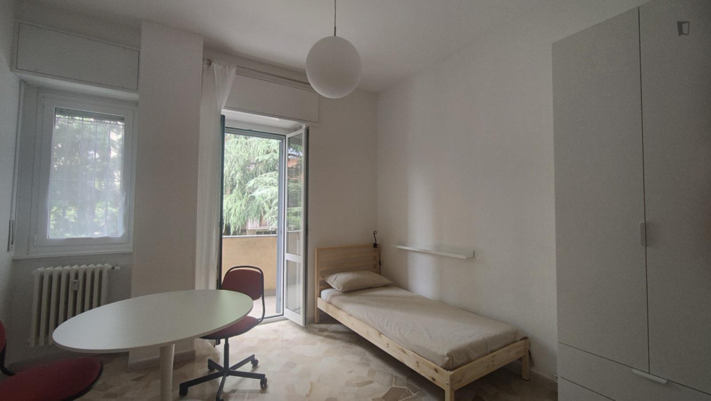 Spacious twin bedroom with a balcony, in Niguarda