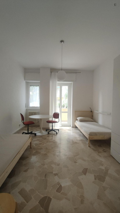 Spacious twin bedroom with a balcony, in Niguarda