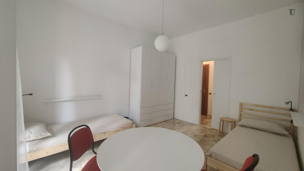 Spacious twin bedroom with a balcony, in Niguarda
