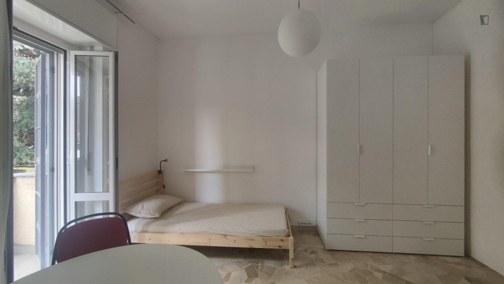 Spacious twin bedroom with a balcony, in Niguarda