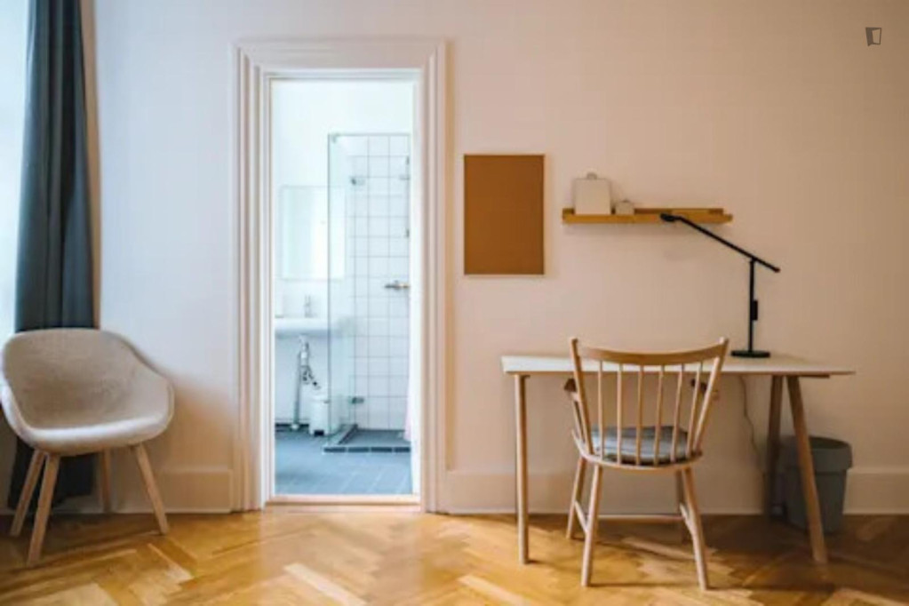 Double ensuite bedroom in a student flat, near the historic Kastellet
