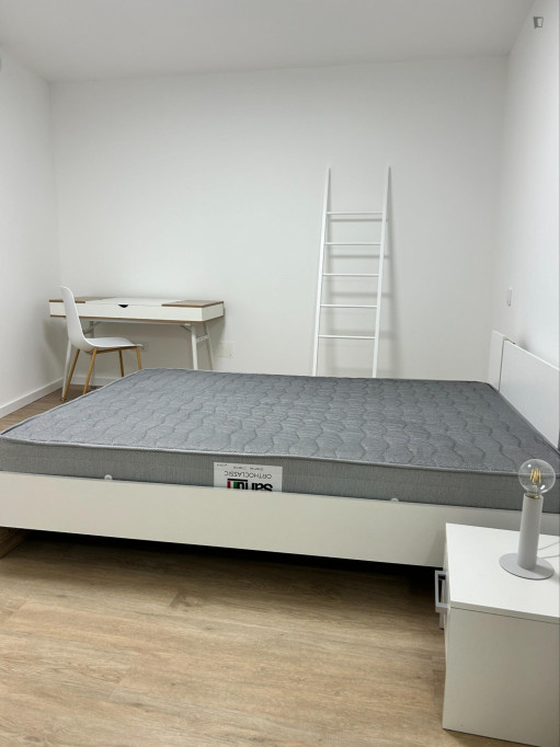 Pleasant bedroom in a 3-bedroom flat - Aveiro - chambre - ImmoJeune