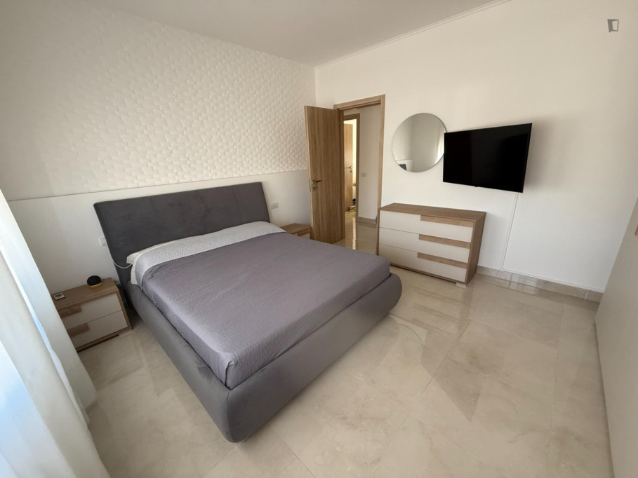 Comfortable room with double bed near Milano Certosa station