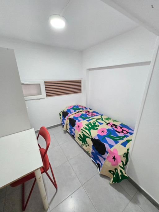 Nice single bedroom near the Àngel Guimerà metro - Valence - chambre - ImmoJeune
