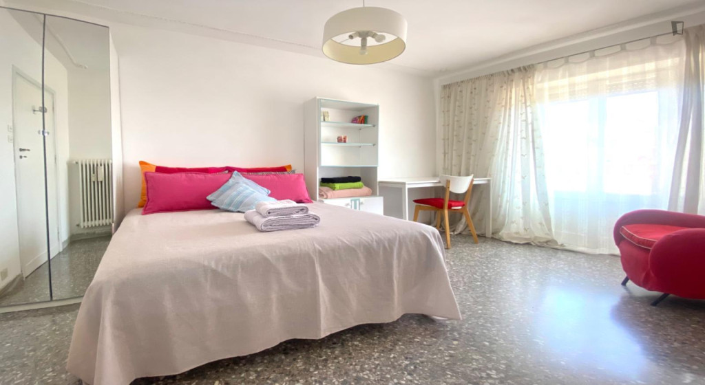 Double bedroom, with balcony, in 3-bedroom apartment - Rome - chambre - ImmoJeune