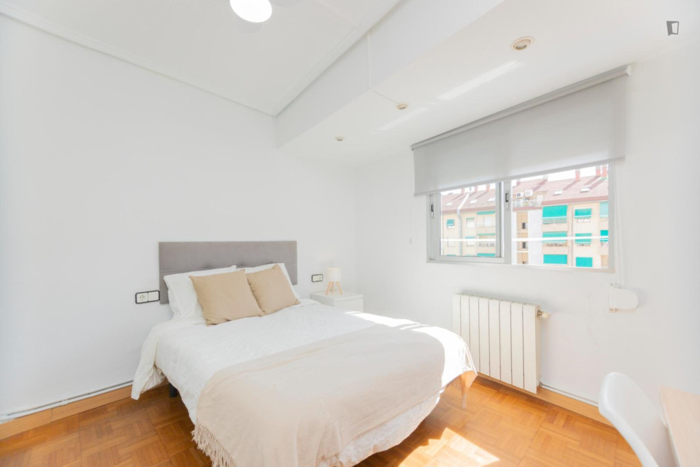 Welcoming double ensuite bedroom in Sant Antoni - Valence - chambre - ImmoJeune