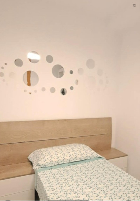 Cozy Single Bedroom close to  Marq - Castillo Tram Stop - Alicante - chambre - ImmoJeune