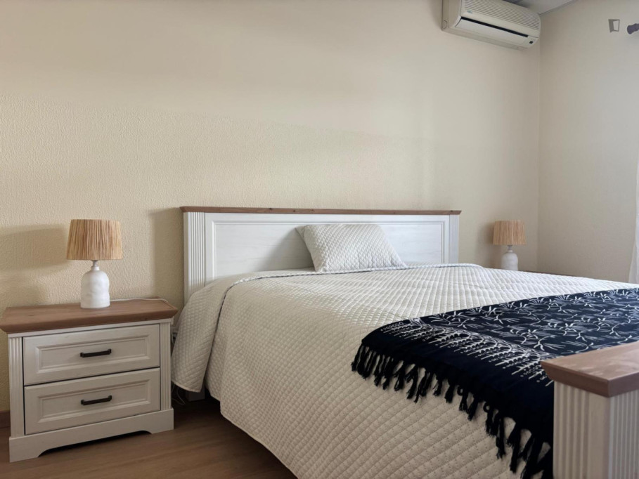Elegant Double Bedroom close to Águeda Train Station - Aveiro - chambre - ImmoJeune