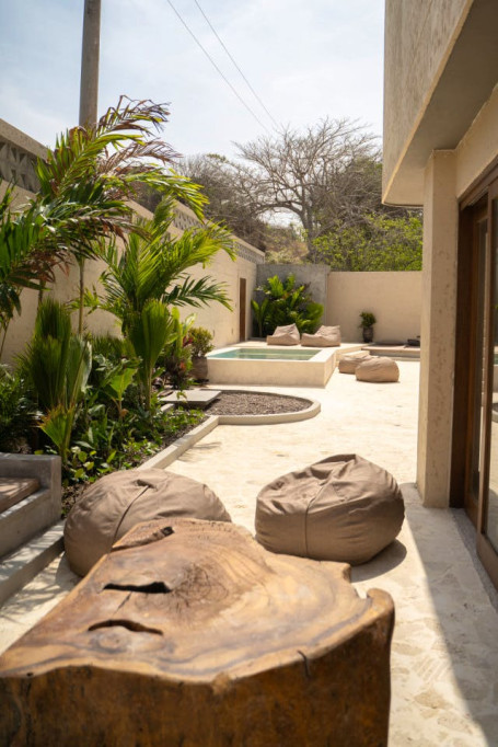 Beautiful Stunning House w/ Terrace + Pool near Santa Veronica beach