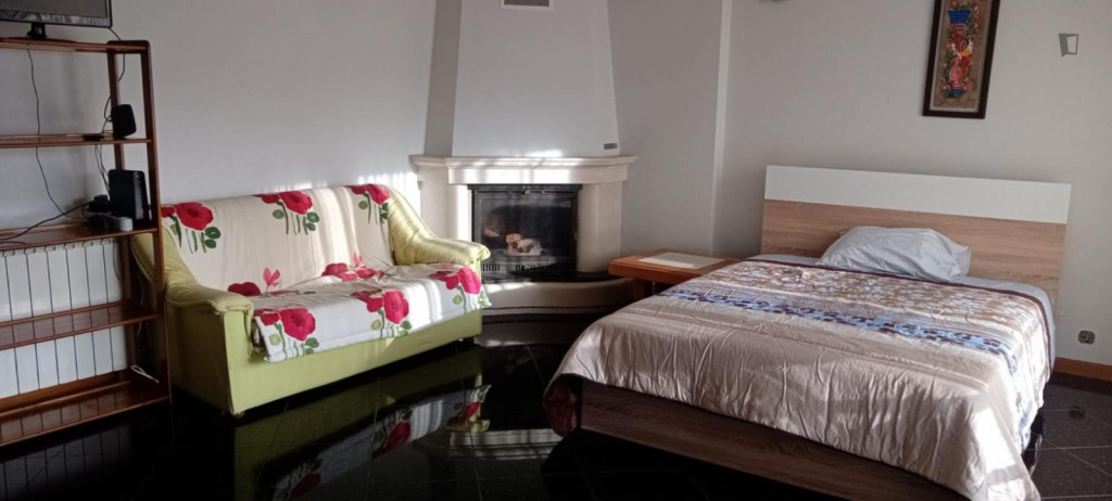 Sunny Double Bedroom, with Balcony, in Celas close to University of Coimbra - Coimbra - chambre - ImmoJeune