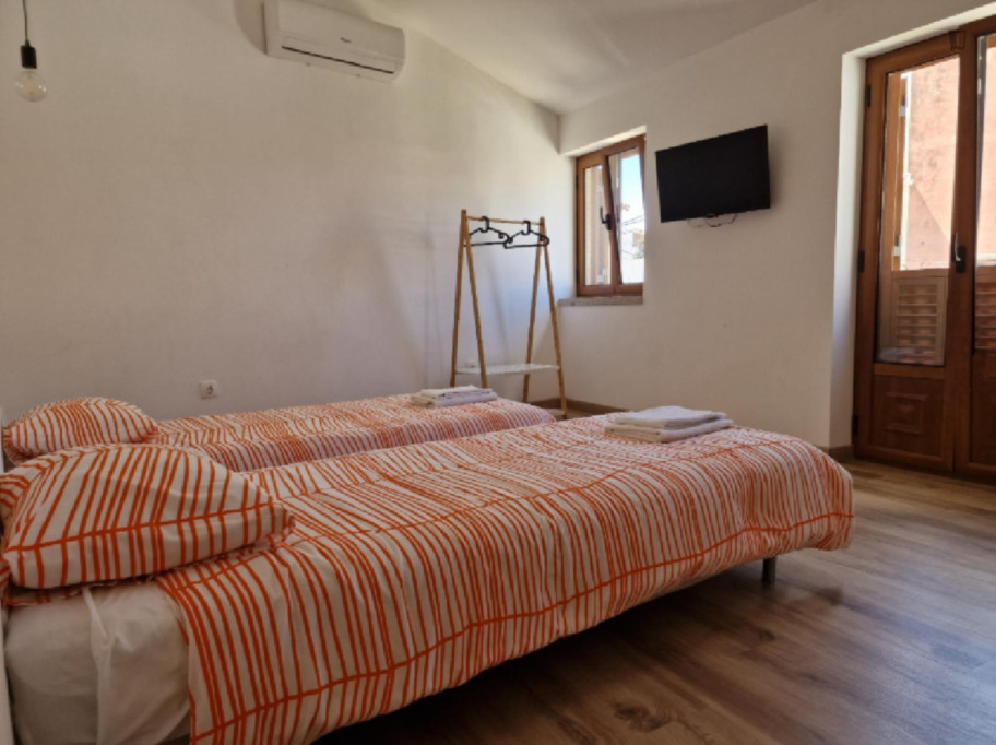 Colourful Twin Bedroom close to S. Pedro Chapel
