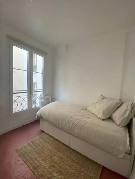 On the 2nd floor of a quiet and well-maintained condominium, this beautiful 13m2 studio is fully equipped and furnished.
