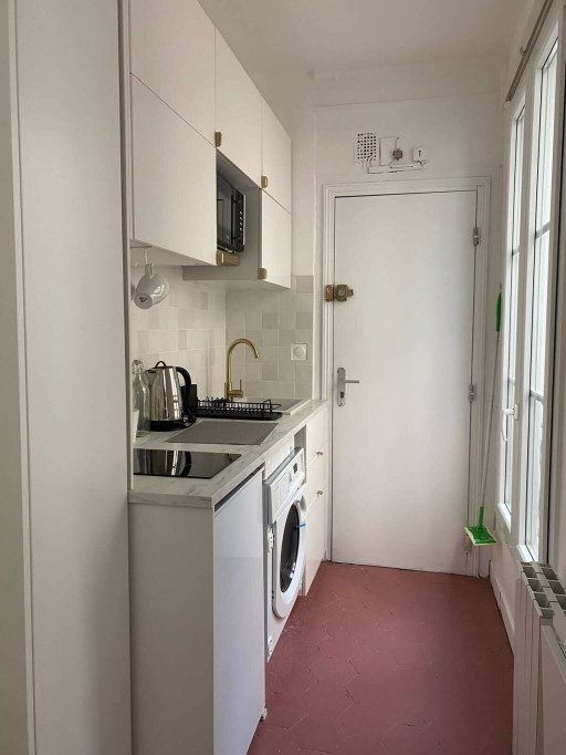 On the 2nd floor of a quiet and well-maintained condominium, this beautiful 13m2 studio is fully equipped and furnished.
