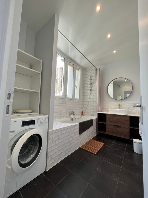 Space, light, view, in 2 bedroom Marais + parking.