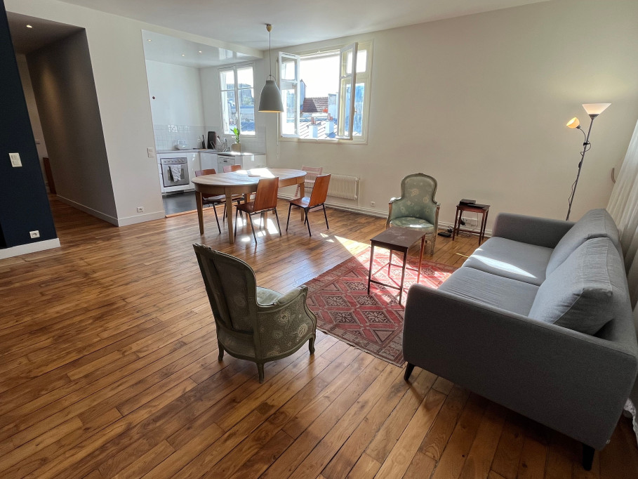 Space, light, view, in 2 bedroom Marais + parking.