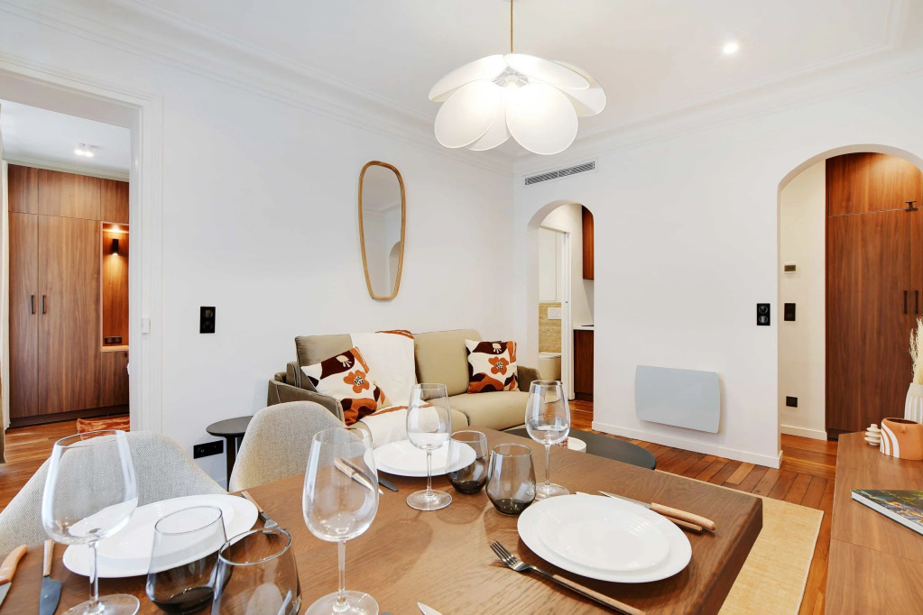 Charming 43m² First-Floor Apartment: Layout and Amenities