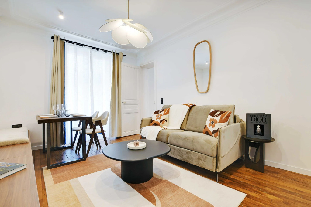 Charming 43m² First-Floor Apartment: Layout and Amenities