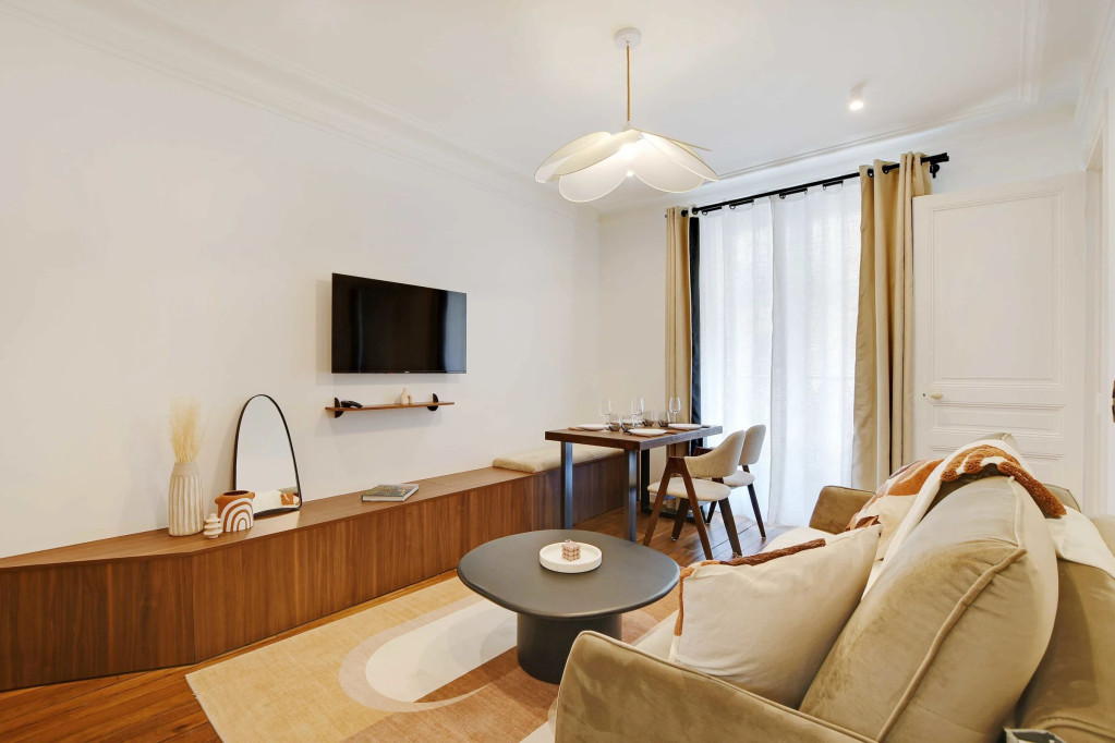 Charming 43m² First-Floor Apartment: Layout and Amenities