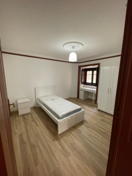 Very cool single ensuite bedroom - Coimbra - chambre - ImmoJeune