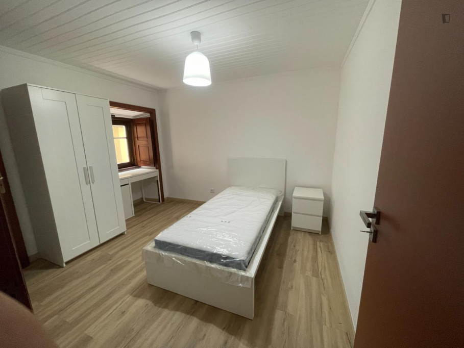 Sunny single bedroom next to FDUC - Coimbra - chambre - ImmoJeune