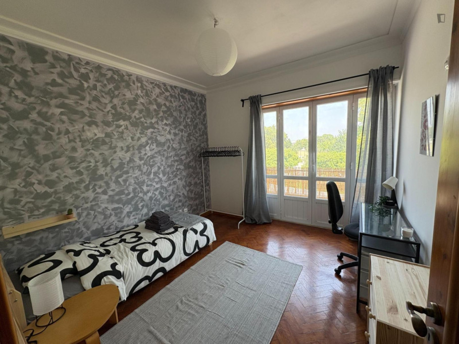 Bright Single Bedroom with a balcony close to Penha de França Viewpoint - Lisbonne - chambre - ImmoJeune