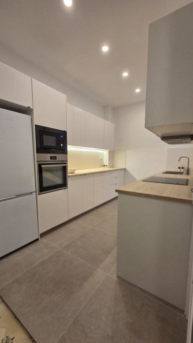 Stylish Coliving Oasis with Balcony & Prime Location on Gran Via
