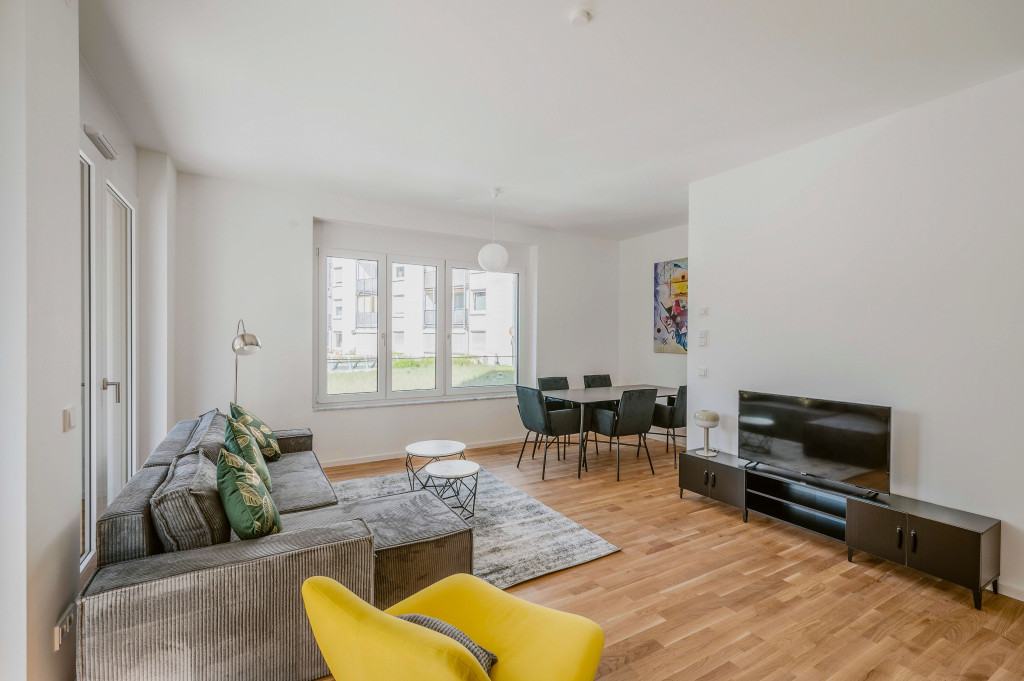 Luxury 3-room Apartment I Roofed Balcony I Family friendly I next to Mercedes I Stuttgart I Kitchen I Home Office
