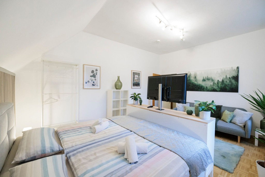 Stylish&quiet living by the water