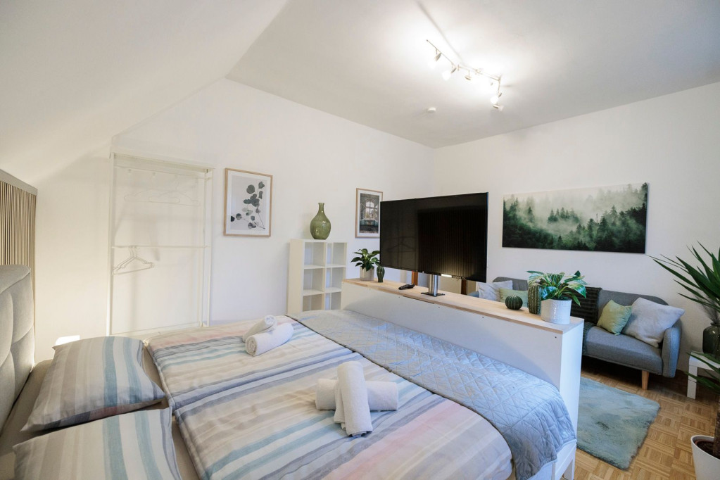Stylish&quiet living by the water