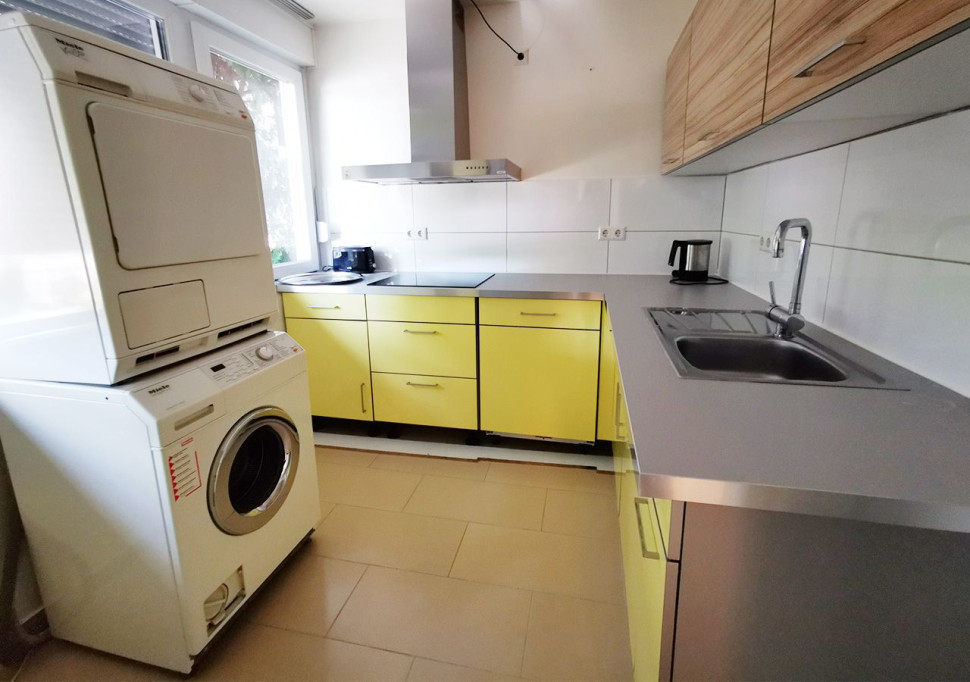 Gorgeous loft in popular area with balcony