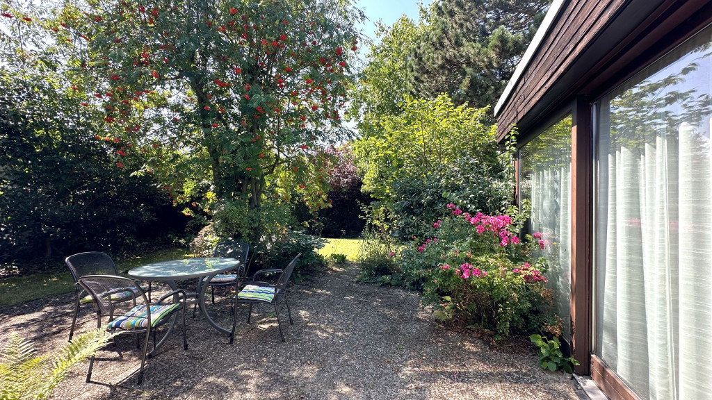 sun-drenched feel - good bungalow in quiet neighborhood with garden and carport