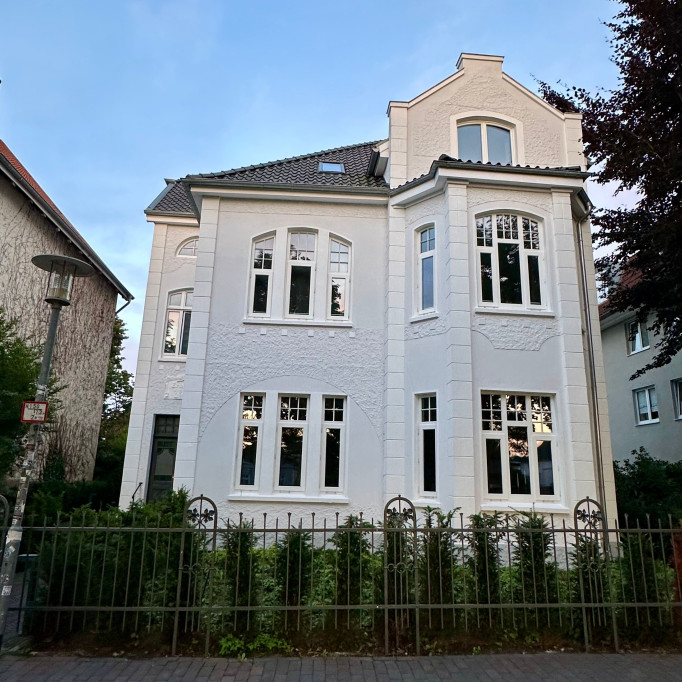 Waterfront residence: old building with canal view & parking in the heart of Oldenburg