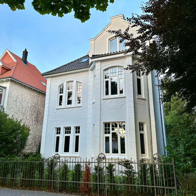 Waterfront residence: old building with canal view & parking in the heart of Oldenburg
