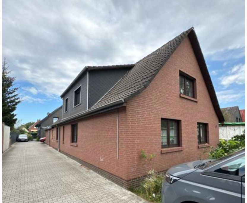Large Holiday Home/Workers' House with 6 Bedrooms, 3 Bathrooms & 2 Living Rooms