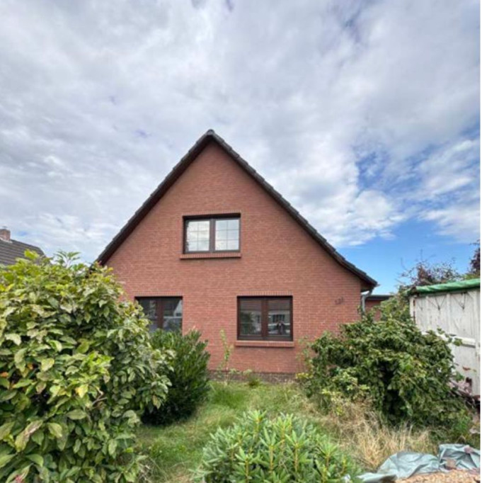Large Holiday Home/Workers' House with 6 Bedrooms, 3 Bathrooms & 2 Living Rooms