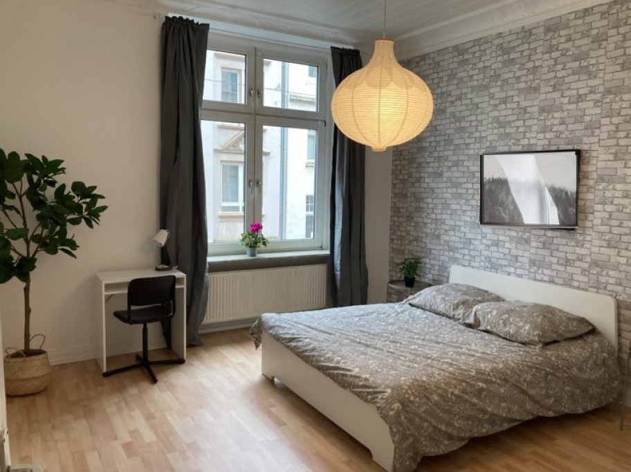 Beautiful, close to day care and schools, 10 min from train station